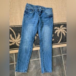 Gently used FUSION jeans wines/junior sz 7 cropped.